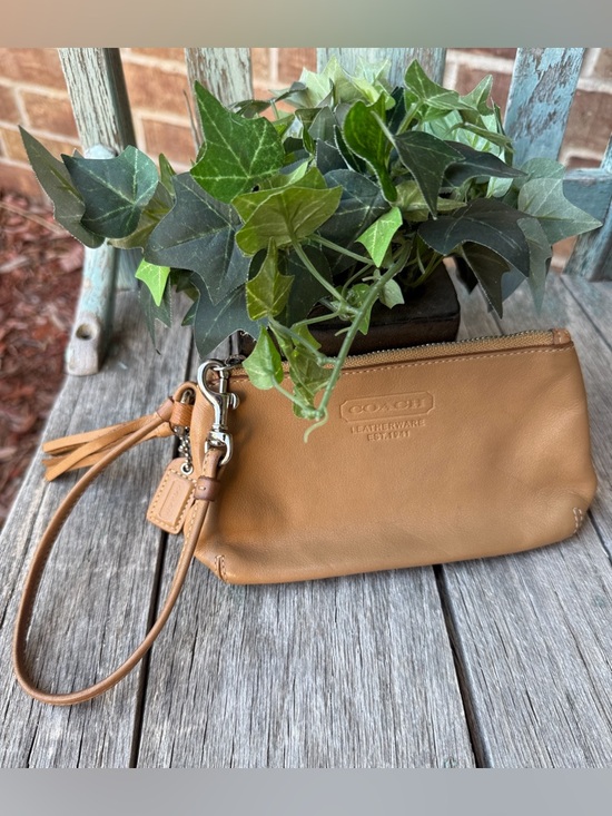 Coach Handbags - Coach Tan Leather Wristlet Clutch